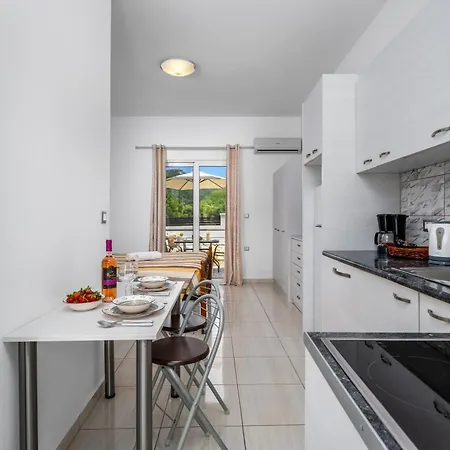 Pervolia Near Airport Apartment *