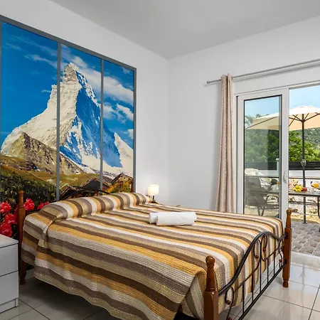 Pervolia Near Airport Apartment *