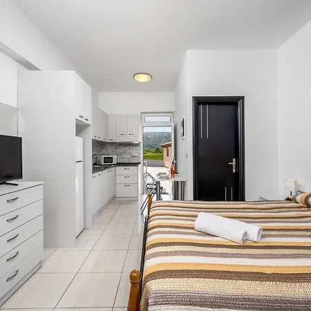 Pervolia Near Airport Appartement *