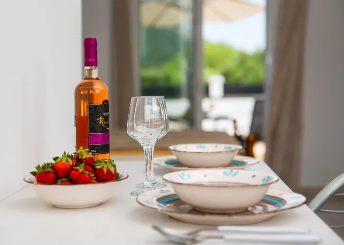 Pervolia Near Airport クレマスティ