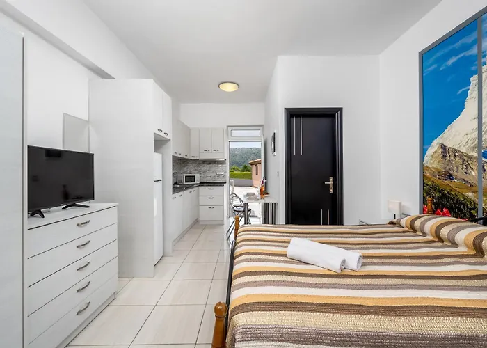 Pervolia Near Airport Appartement *