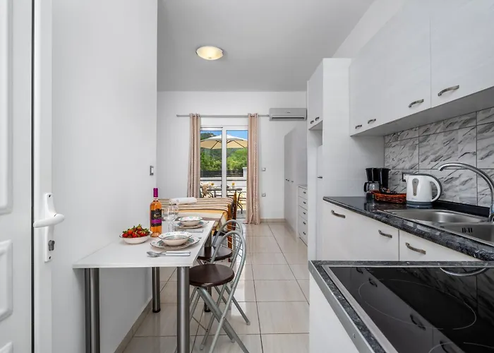 Pervolia Near Airport Appartement *